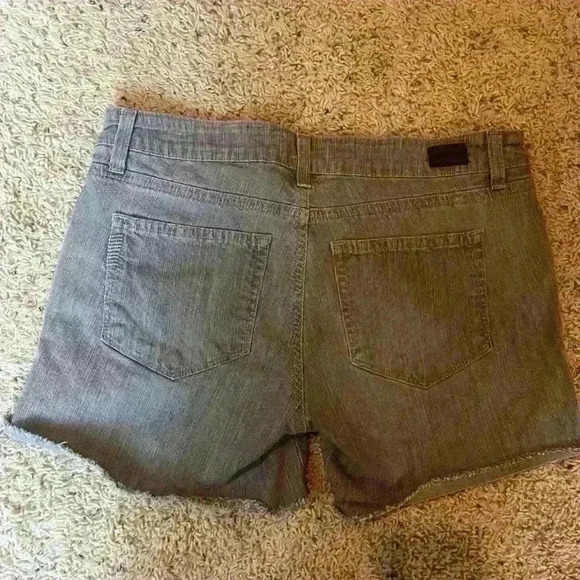 EUC PAIGE JEAN SHORTS - Picture 3 of 5